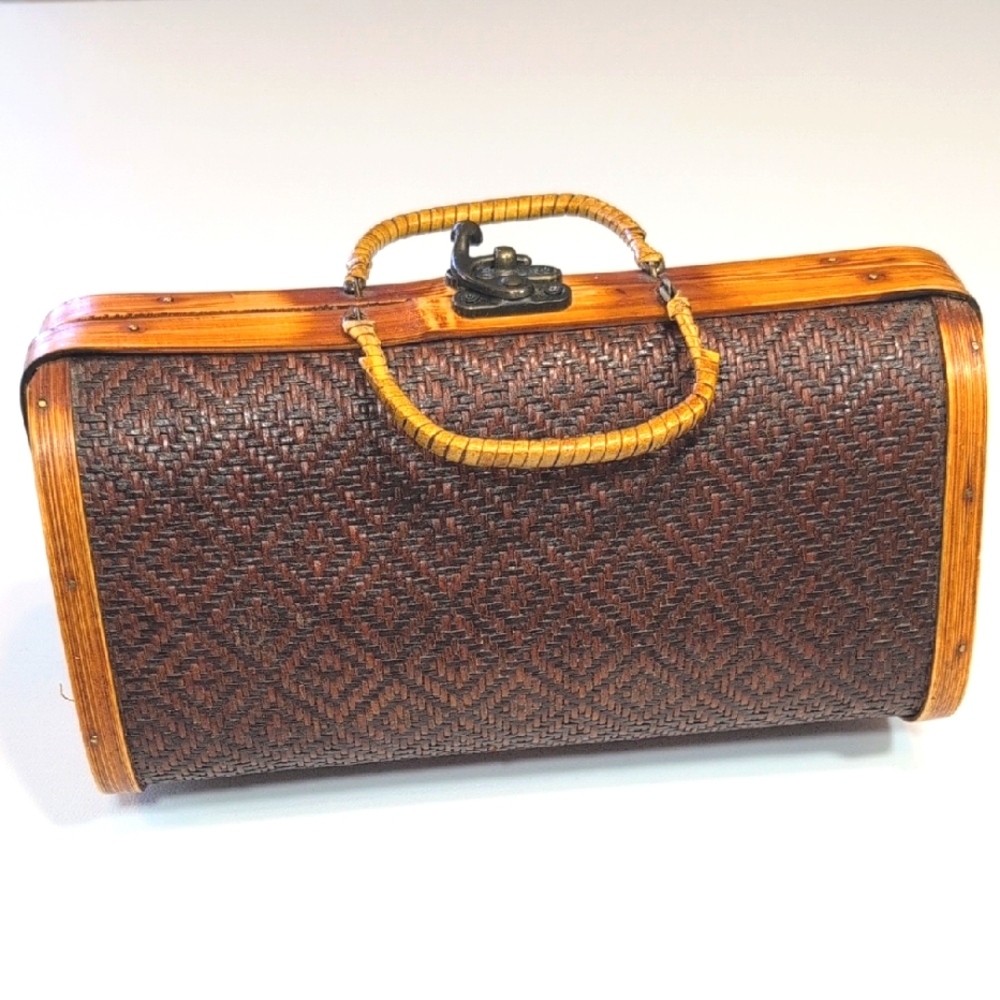 Vintage hardside wooden handbag W 2 tone woven facade & metal hardware. 9 By 7